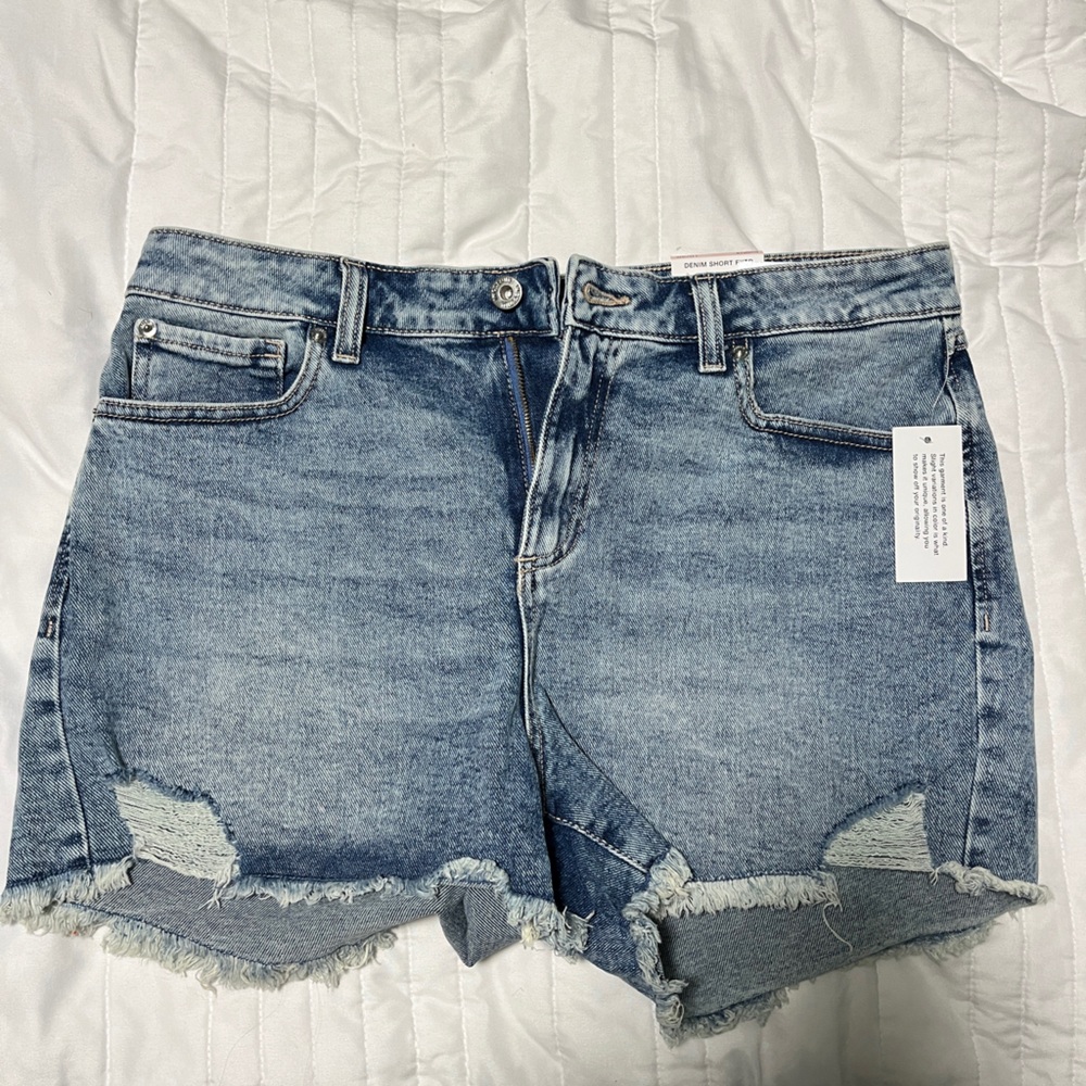NEVER WORN W TAGS: Ripped Jean Shorts